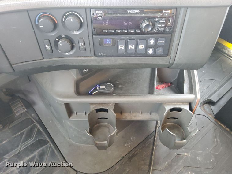 image for item OL9033 2020 Volvo VNL  semi truck