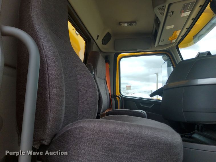 image for item OL9033 2020 Volvo VNL  semi truck