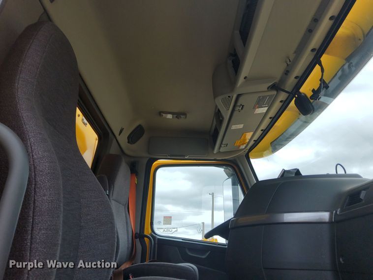 image for item OL9033 2020 Volvo VNL  semi truck