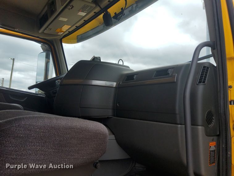 image for item OL9033 2020 Volvo VNL  semi truck