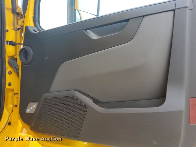 image for item OL9033 2020 Volvo VNL  semi truck