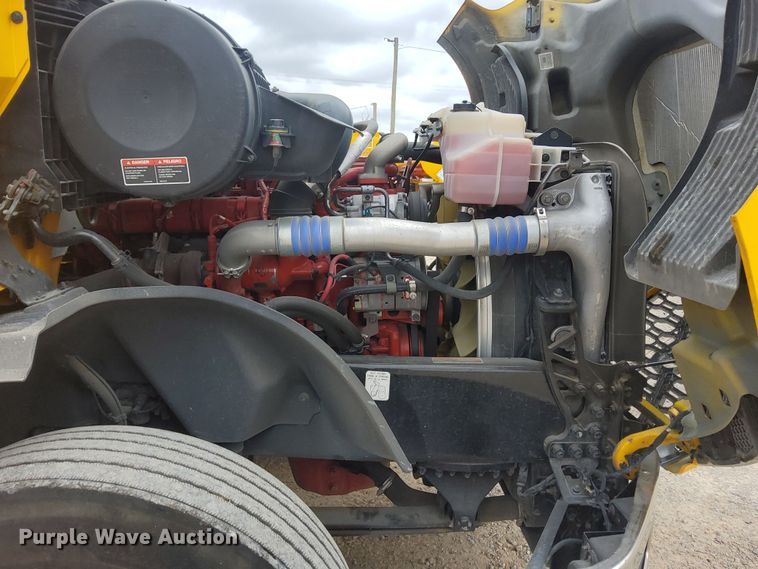 image for item OL9033 2020 Volvo VNL  semi truck