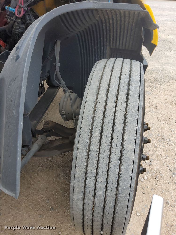 image for item OL9033 2020 Volvo VNL  semi truck