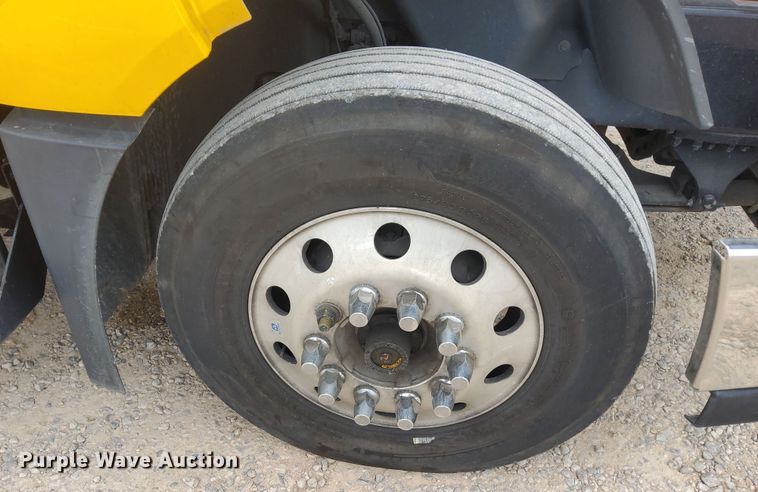 image for item OL9033 2020 Volvo VNL  semi truck