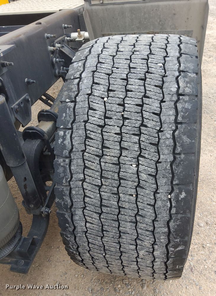 image for item OL9033 2020 Volvo VNL  semi truck