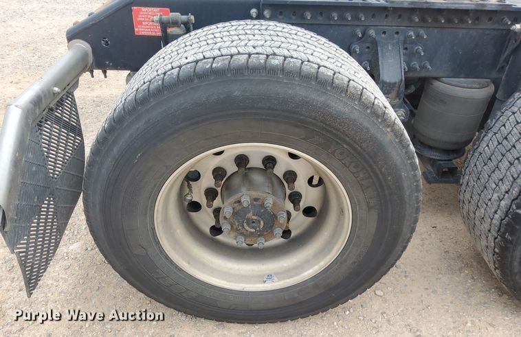 image for item OL9033 2020 Volvo VNL  semi truck