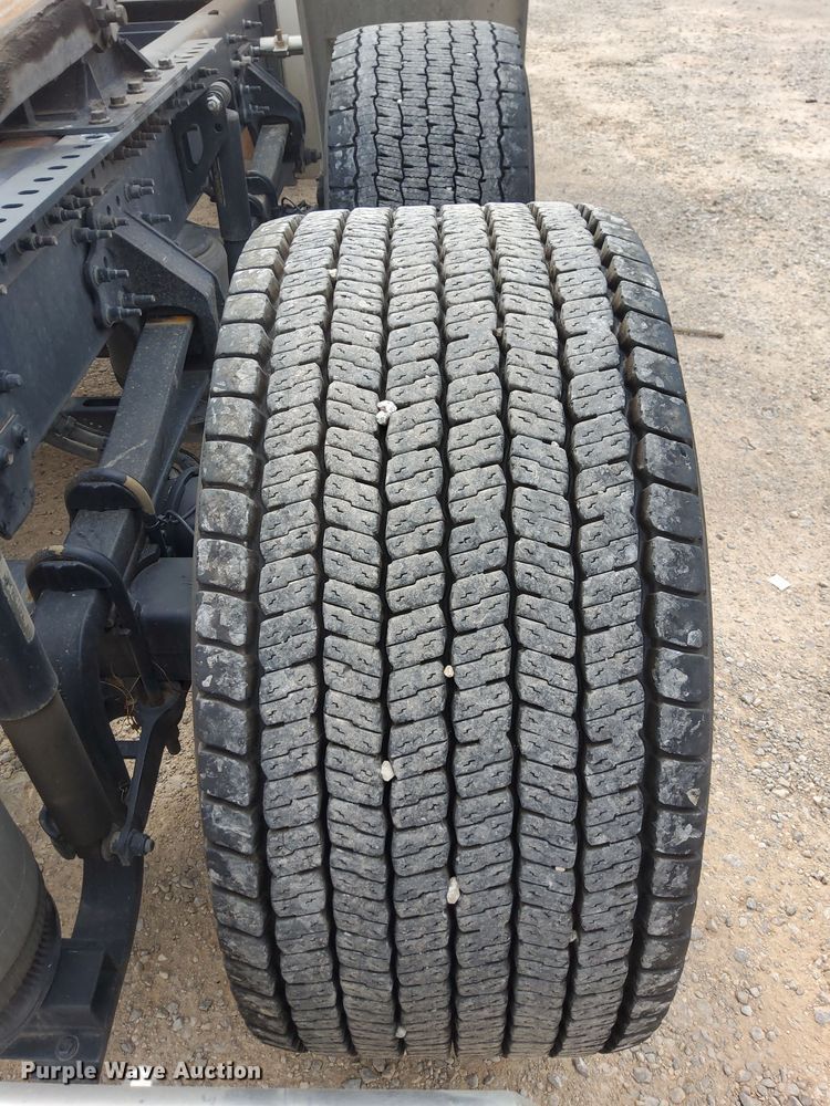 image for item OL9033 2020 Volvo VNL  semi truck