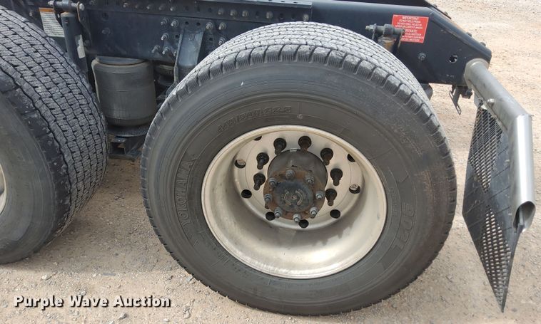 image for item OL9033 2020 Volvo VNL  semi truck