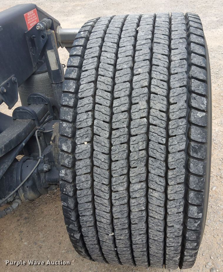 image for item OL9033 2020 Volvo VNL  semi truck