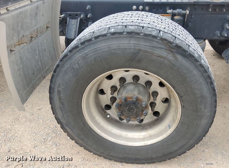 image for item OL9033 2020 Volvo VNL  semi truck