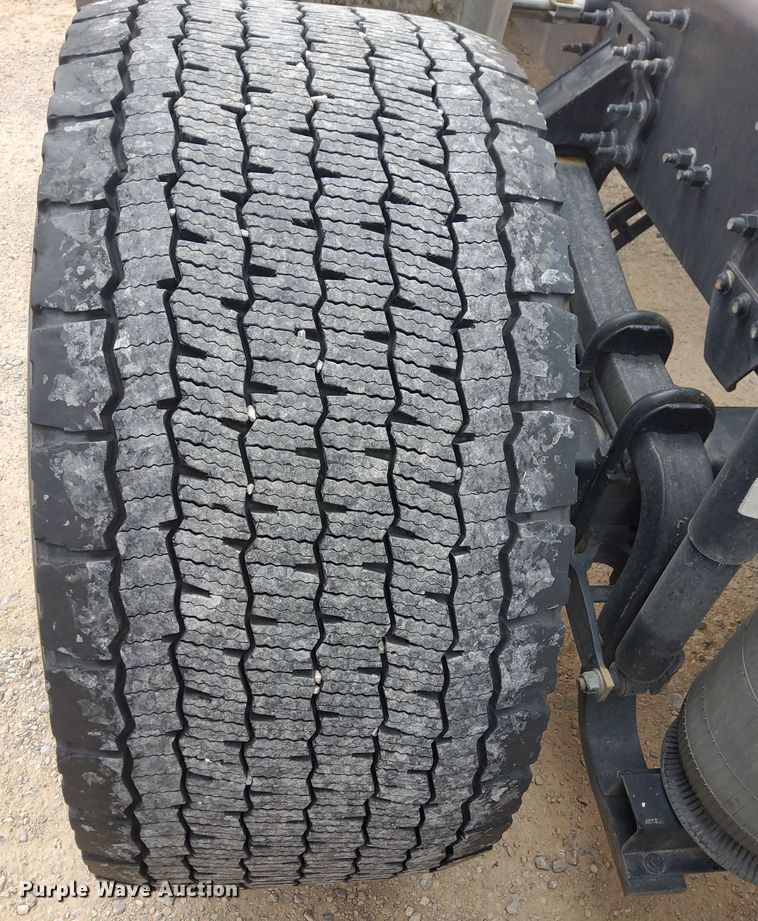 image for item OL9033 2020 Volvo VNL  semi truck