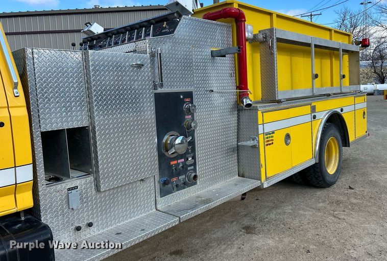 image for item DQ1030 1996 Ford F700  fire truck