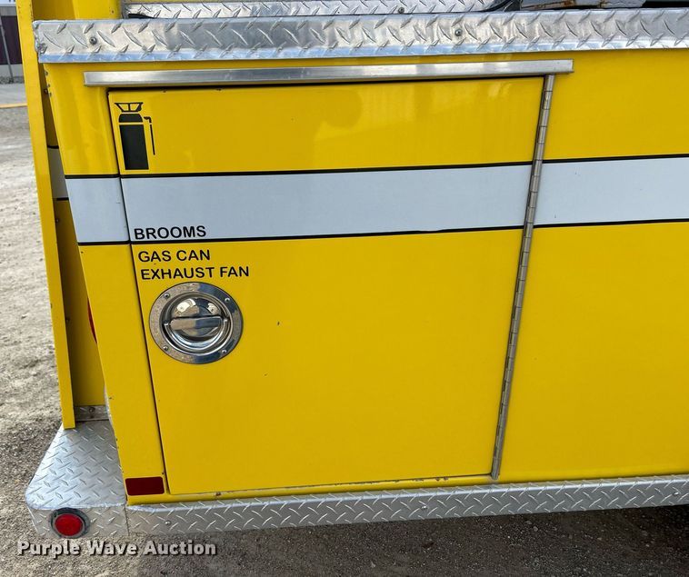 image for item DQ1030 1996 Ford F700  fire truck