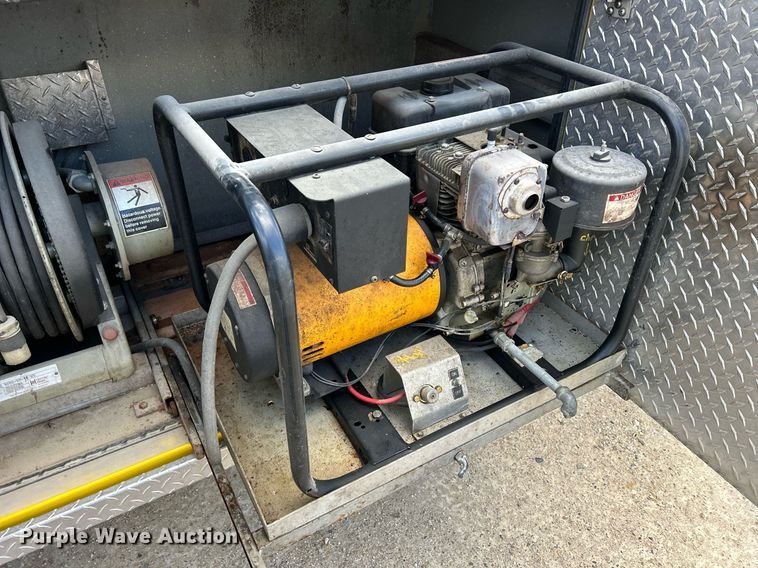 image for item DQ1030 1996 Ford F700  fire truck