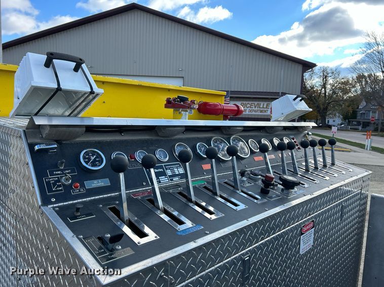 image for item DQ1030 1996 Ford F700  fire truck