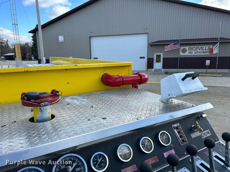 image for item DQ1030 1996 Ford F700  fire truck