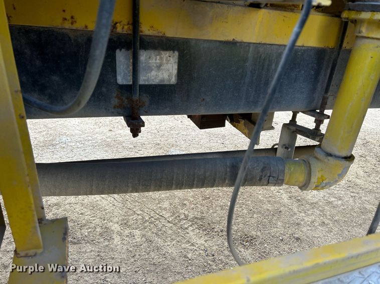 image for item DQ1030 1996 Ford F700  fire truck