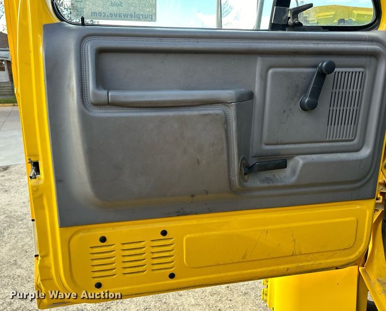 image for item DQ1030 1996 Ford F700  fire truck