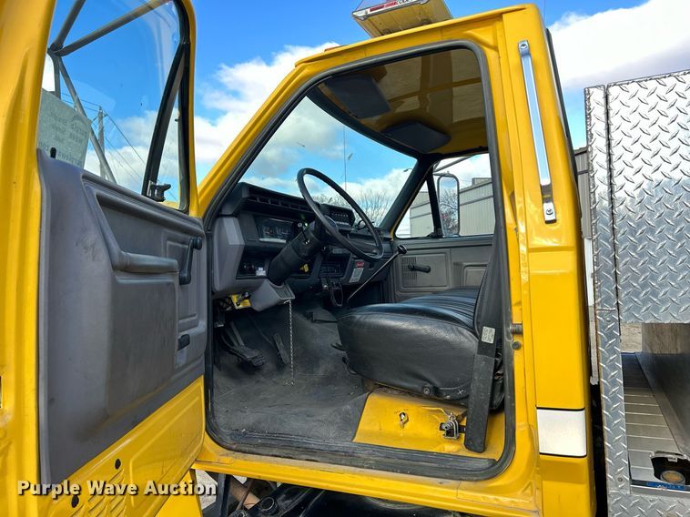 image for item DQ1030 1996 Ford F700  fire truck