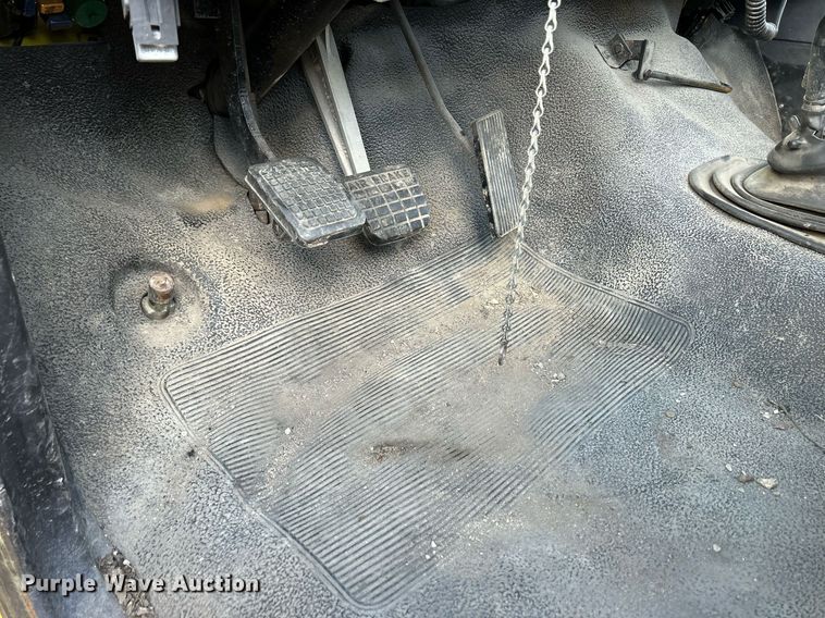 image for item DQ1030 1996 Ford F700  fire truck