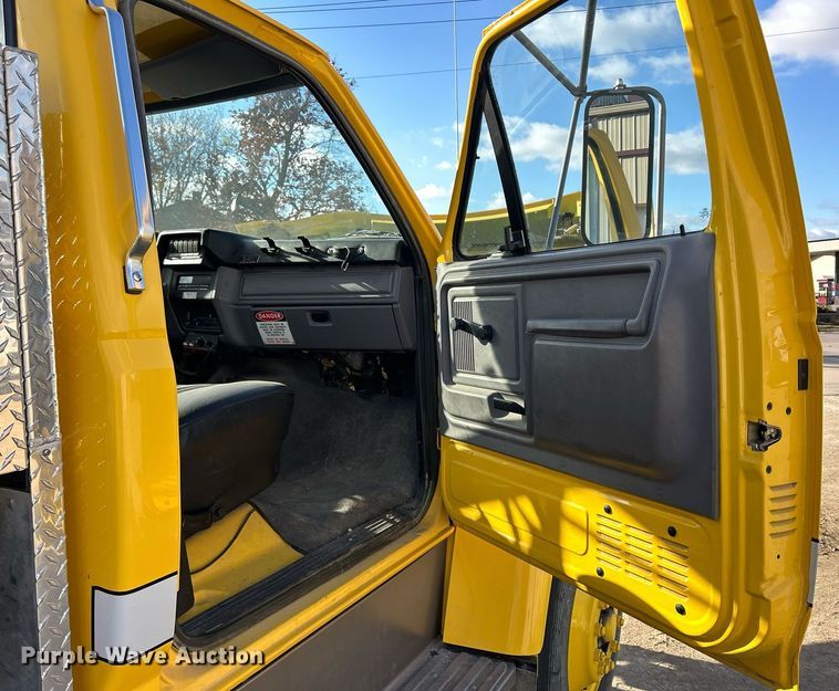 image for item DQ1030 1996 Ford F700  fire truck