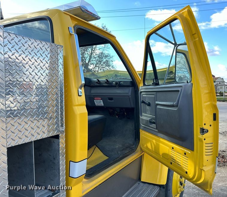 image for item DQ1030 1996 Ford F700  fire truck