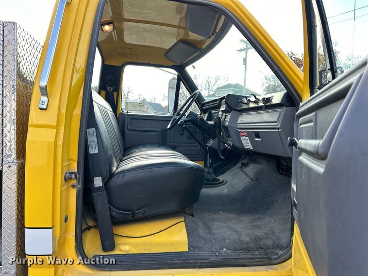 image for item DQ1030 1996 Ford F700  fire truck