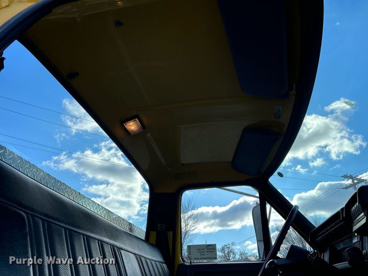 image for item DQ1030 1996 Ford F700  fire truck