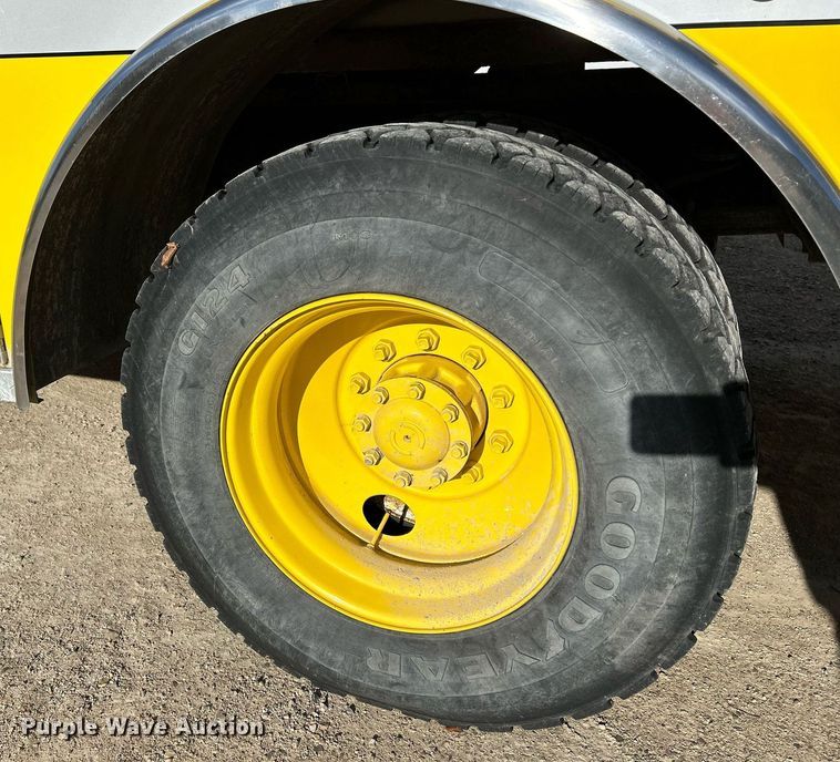 image for item DQ1030 1996 Ford F700  fire truck