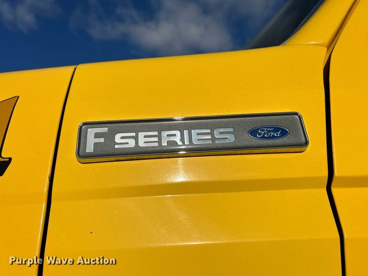 image for item DQ1030 1996 Ford F700  fire truck