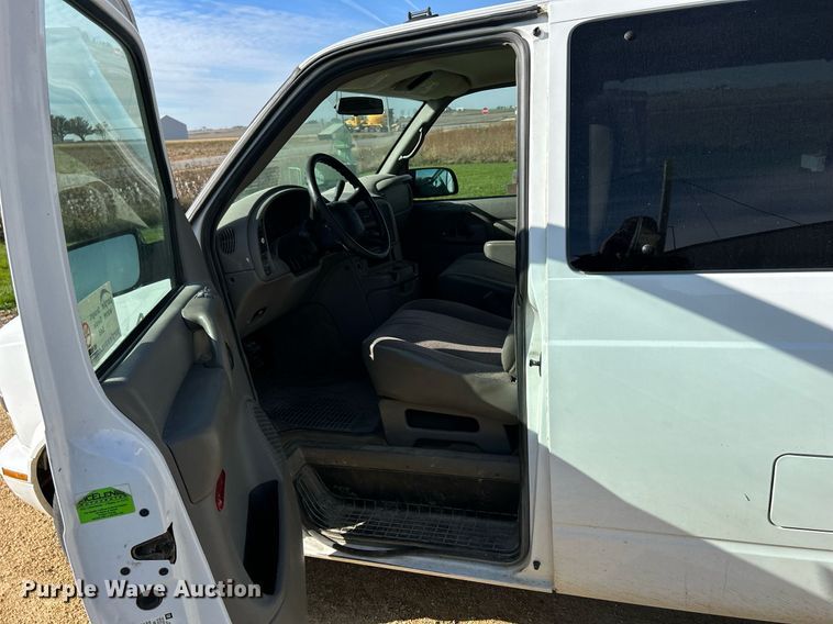 image for item DQ1034 2005 Chevrolet Astro  van