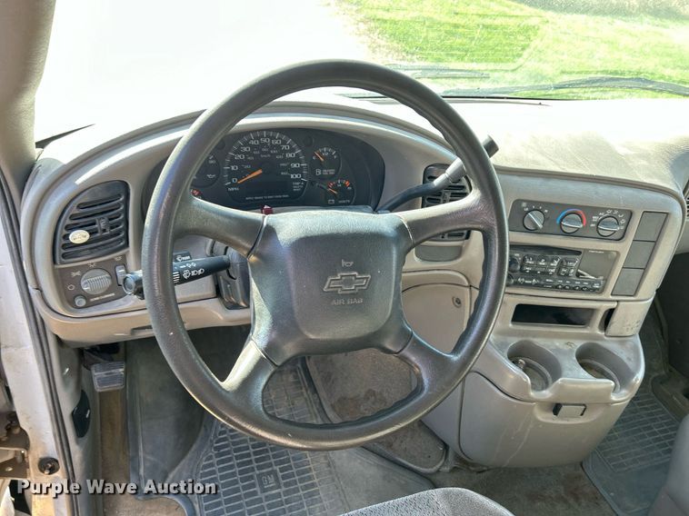 image for item DQ1034 2005 Chevrolet Astro  van