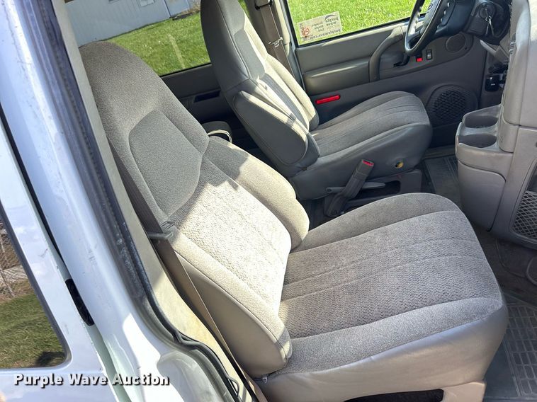 image for item DQ1034 2005 Chevrolet Astro  van