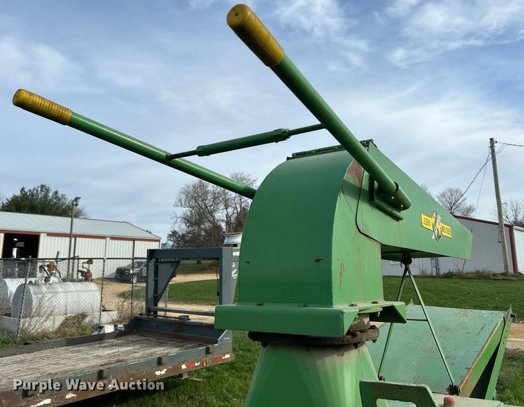 image for item DQ1039 Bowie Aero Mulcher  square bale processor