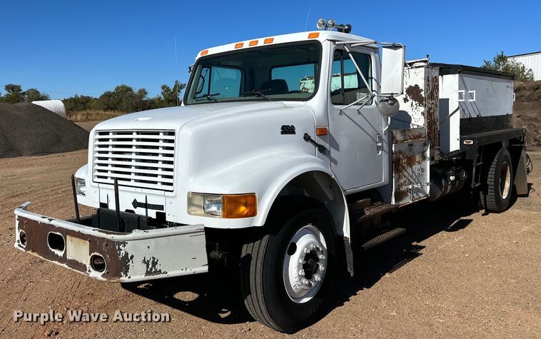 image for item DQ1495 2000 International 4700  pothole patcher truck