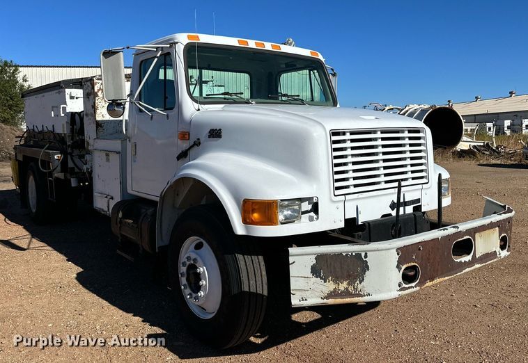 image for item DQ1495 2000 International 4700  pothole patcher truck