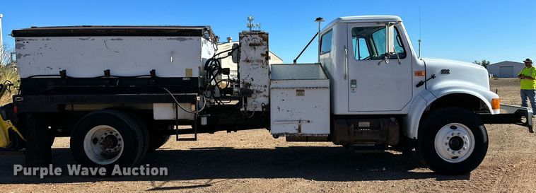 image for item DQ1495 2000 International 4700  pothole patcher truck