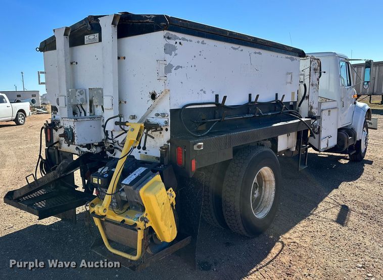 image for item DQ1495 2000 International 4700  pothole patcher truck