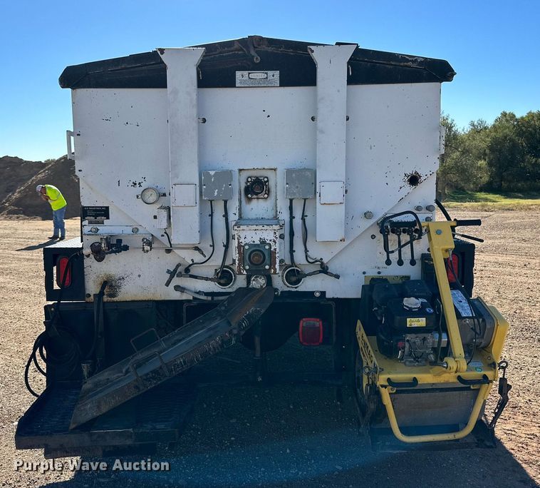 image for item DQ1495 2000 International 4700  pothole patcher truck