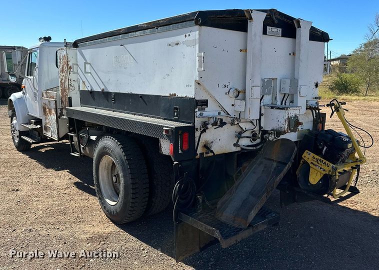 image for item DQ1495 2000 International 4700  pothole patcher truck