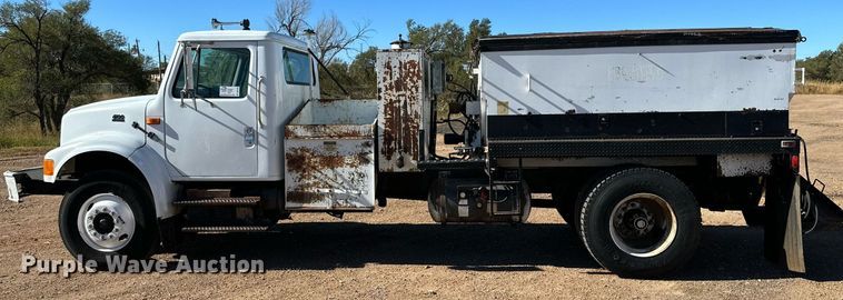 image for item DQ1495 2000 International 4700  pothole patcher truck