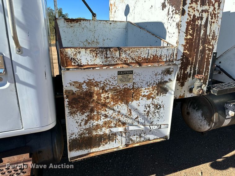 image for item DQ1495 2000 International 4700  pothole patcher truck