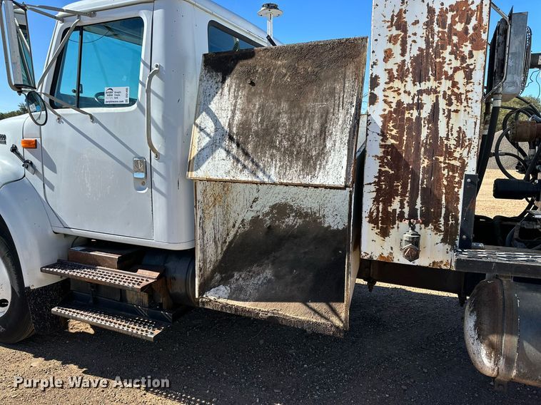 image for item DQ1495 2000 International 4700  pothole patcher truck