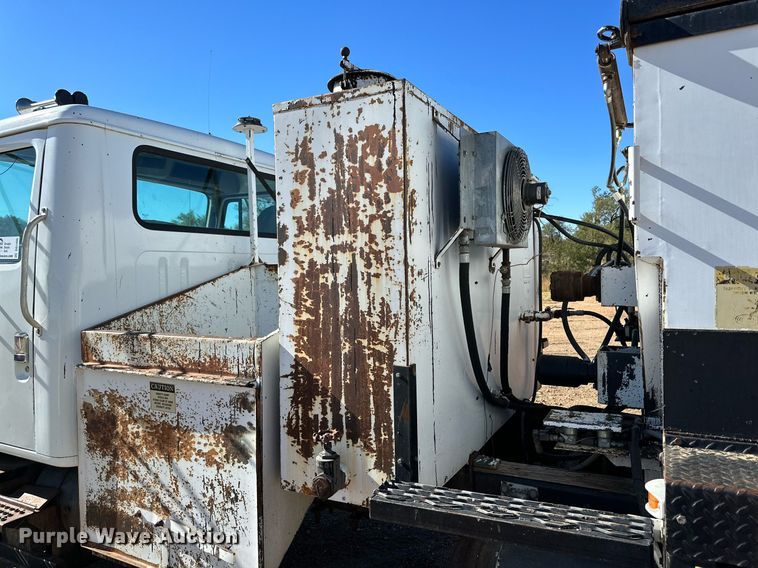 image for item DQ1495 2000 International 4700  pothole patcher truck