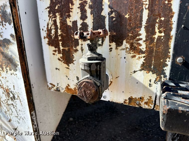 image for item DQ1495 2000 International 4700  pothole patcher truck