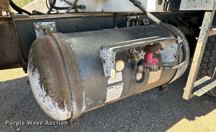 image for item DQ1495 2000 International 4700  pothole patcher truck