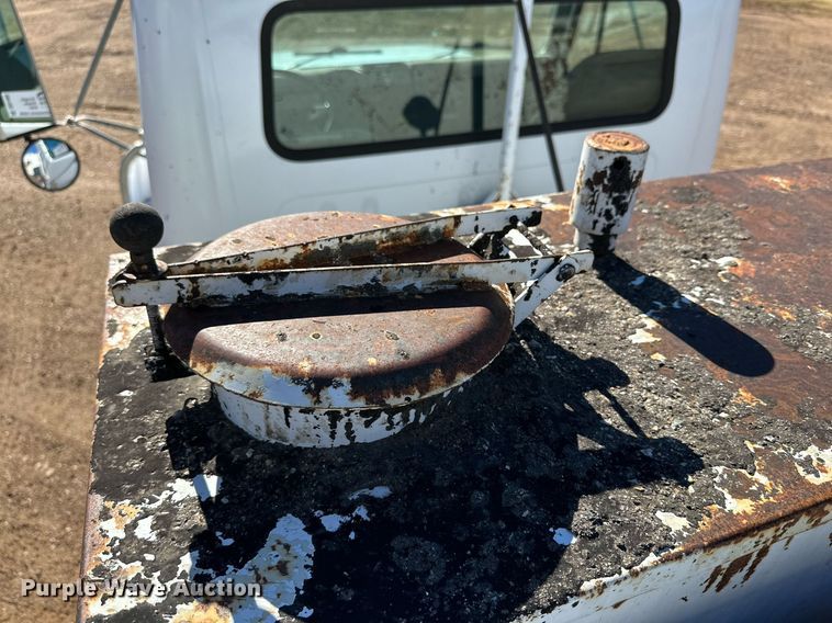 image for item DQ1495 2000 International 4700  pothole patcher truck