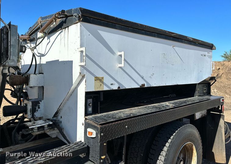 image for item DQ1495 2000 International 4700  pothole patcher truck