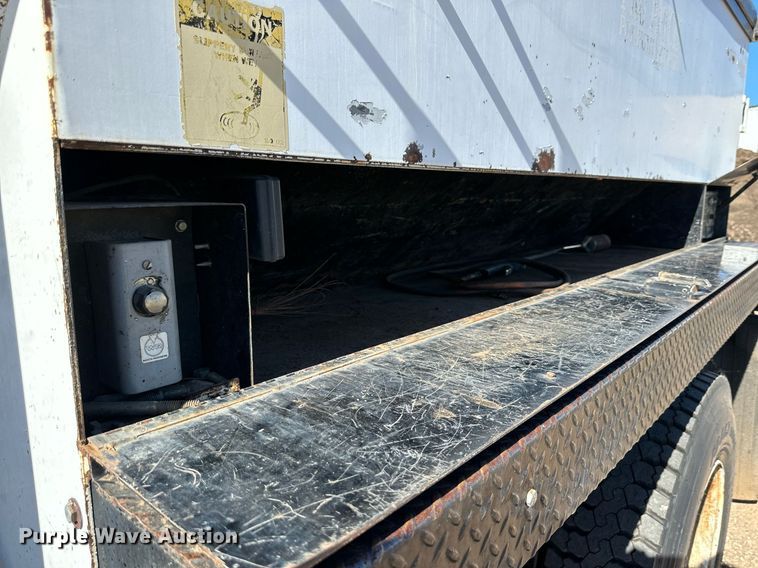 image for item DQ1495 2000 International 4700  pothole patcher truck