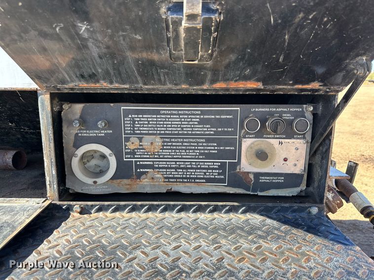 image for item DQ1495 2000 International 4700  pothole patcher truck